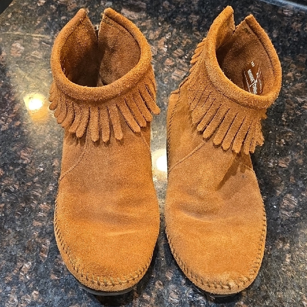 Minnetonka Tan Suede Footwear Womens 8.5